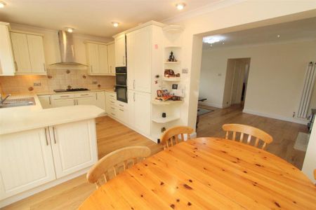 3 bed Semi-detached bungalow in Benfleet Close , Sutton, SM1 3SD - Photo 3