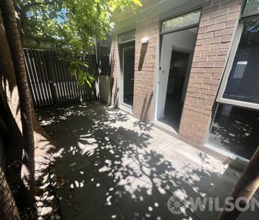 Modern 1 bedroom apartment with private courtyard - Photo 6