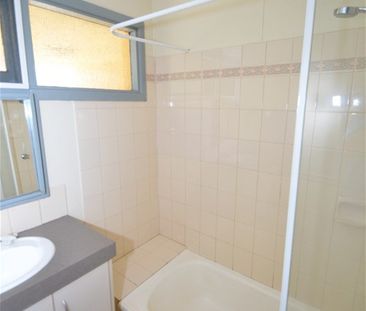 $750/w Fully Furnished & Freshly Renovated 3B – Move Straight In! - Photo 6