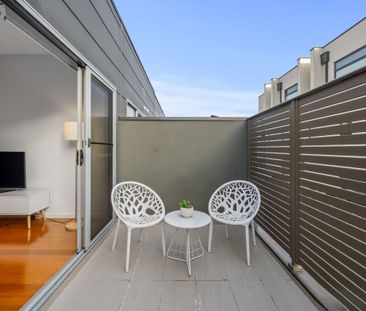 Spacious Two-Bedroom Design with Private Bathrooms - Photo 4