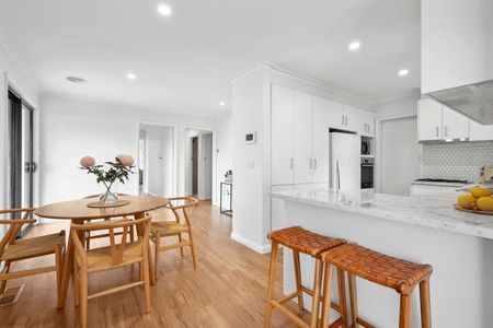 Renovated Family Abode in Tranquil Queens Park - Photo 3