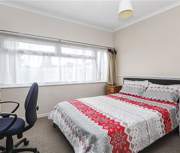 Gale Close, Mitcham - Photo 1