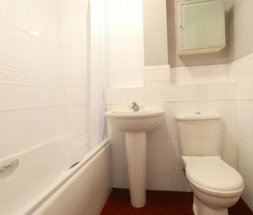 2 bedroom end of terrace house to rent - Photo 2