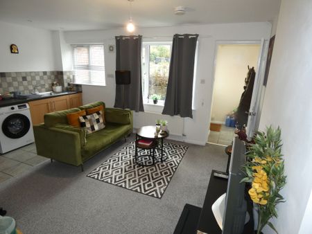 1 bed House - To Let - Photo 2