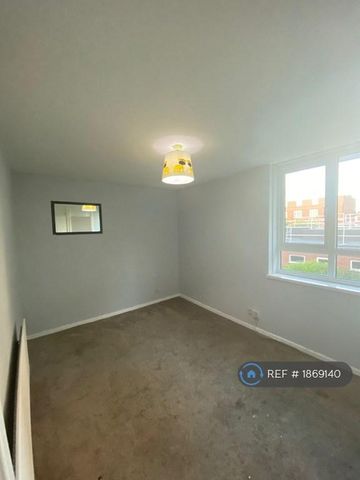 3 bedroom flat to rent - Photo 4