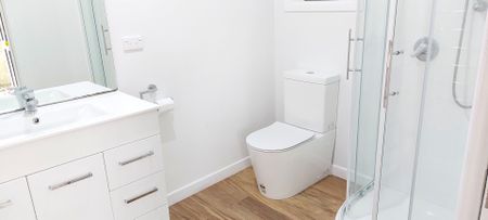 Fully renovated home, includes water and lawns - Photo 5