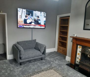 1 Bed Flat, North Hill Road, LS6 - Photo 2