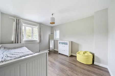 Detached House to rent - Godstone Road, Bletchingley, RH1 - Photo 5