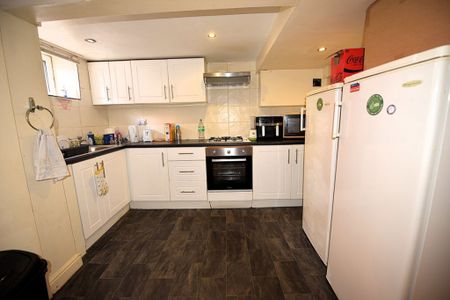 3 bedroom House in Harold Terrace, Leeds - Photo 3