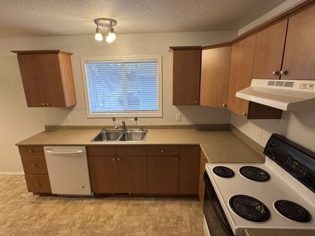 FREE RENT! West Kelowna Top Floor 3 Bedroom with Storage - Photo 4