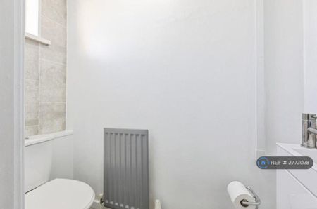 3 bedroom terraced house to rent - Photo 3