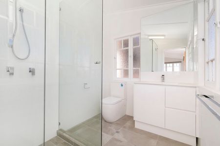 West End Cottage in Unbeatable Location! - Photo 2