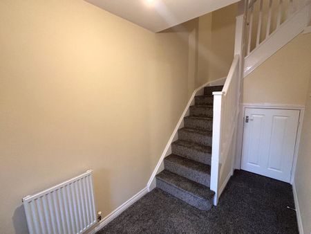 3 bedroom end of terrace to let - Photo 2