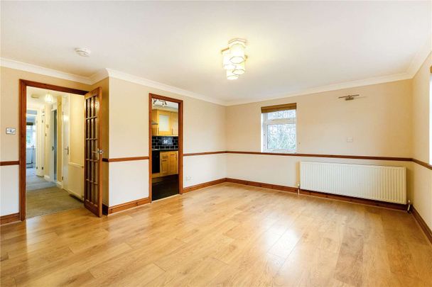 A bright and newly updated two double bedroom top floor apartment in an excellent location - Photo 1