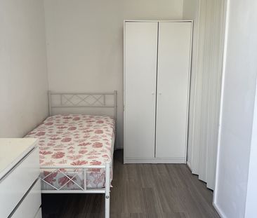 Studio Flat, Bennett Road, E13 - Photo 1