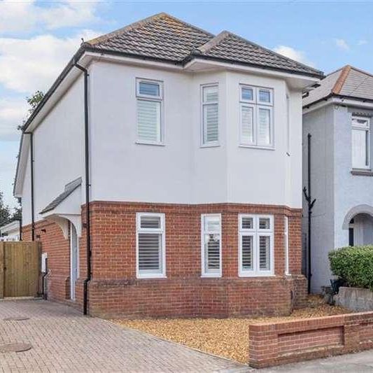 Bedroom Detached House In Bournemouth, BH9 - Photo 1