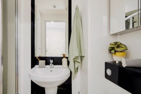 Medium Ensuite - Photo 3