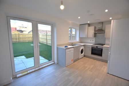 3 bedroom semi-detached house to rent - Photo 5