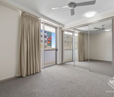 Stylish apartment new carpets, quality & new appliances - Photo 2