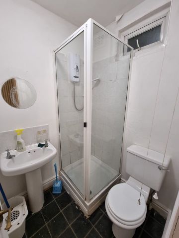 Studio Flat, Sheil Road, L6 - Photo 4