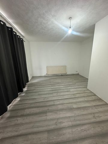 Three/Four bedroom house close to east ham station- £2750 - Photo 3