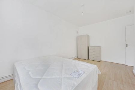 3 bedroom flat in Queensbridge Road - Photo 2