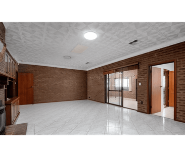 Spacious family home offering comfort and convenience - Photo 1