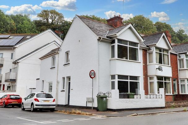4 bedroom end of terrace house to rent - Photo 1