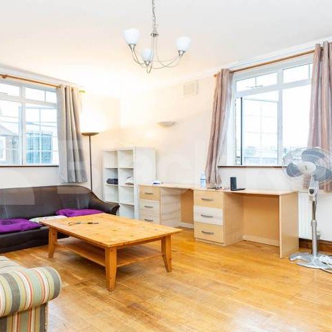 Beautiful three double bedroom flat mins to UCL - Photo 1