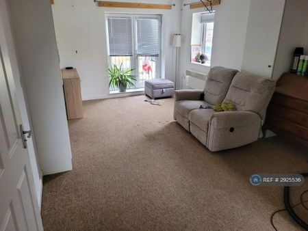 2 bedroom flat to rent - Photo 2