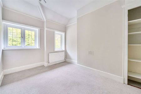 *Please note: 6 month maximum tenancy* Five-bedroom detached house with driveway and garage. - Photo 3