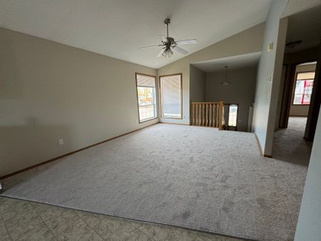 Spacious 3-Bed, 1-Bath Main with Fenced Yard! - Photo 3