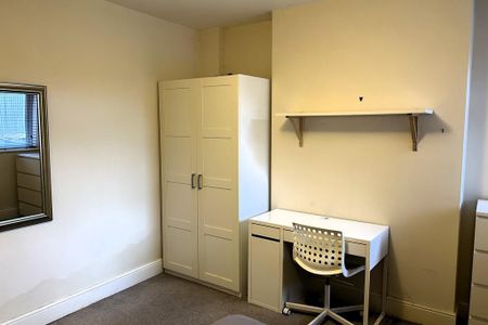 1 bedroom in a house share to rent - Photo 2