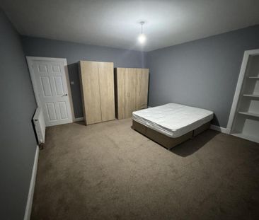 3 bedroom flat to rent - Photo 4