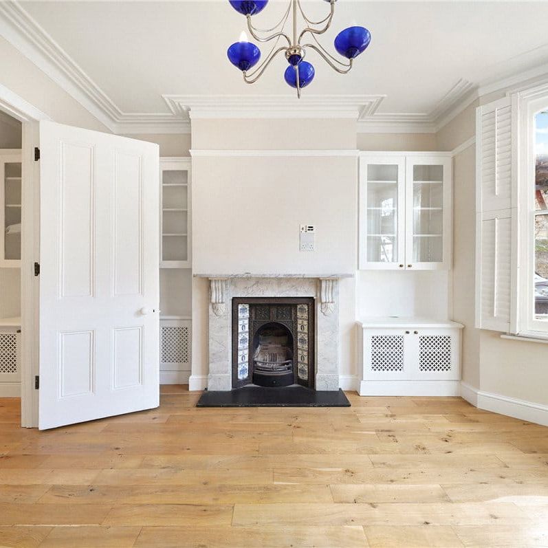 A charming four double bedroom family home on a prime residential street in Parsons Green close to the Hurlingham Park and Parsons Green with its wealth of restaurants and cafes. EPC rating E. - Photo 1