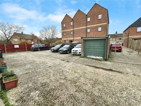 2 bedroom end of terrace house to rent - Photo 2