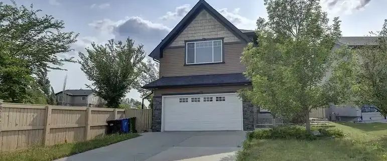 Spacious 3 bdroom house w/ a Bonus room and a Den in a great community | 133 Evergreen Plaza Southwest, Calgary - Photo 1