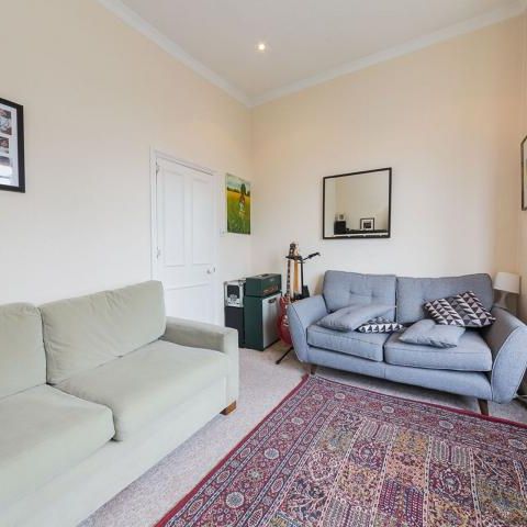 2 bedroom with balcony in a prime street in Crouch end - Photo 1