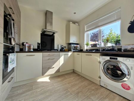 2 bedroom end of terrace to let - Photo 5