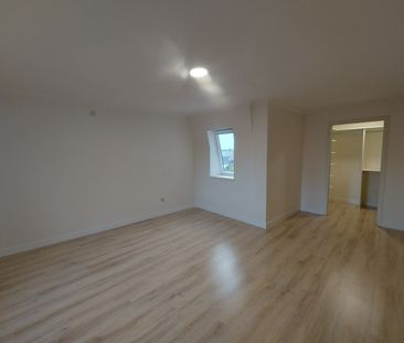 Penthouse te huur met twee slaapkamers en terrasje in hartje Kortrijk. - Foto 1
