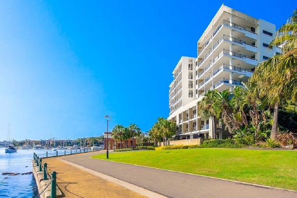 Premium One-Bedroom Apartment with Study & Stunning Harbour Views - Photo 1