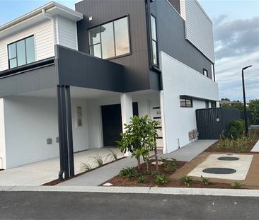 Brand new 3 bedroom townhouse with luxury living in Delta Hope Island - Photo 1