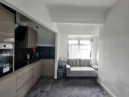 1 Bed Flat, Dickenson Road, M14 - Photo 2