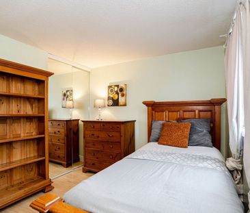 For Lease - 39 Courtleigh Square, Brampton, Ontario - Photo 2