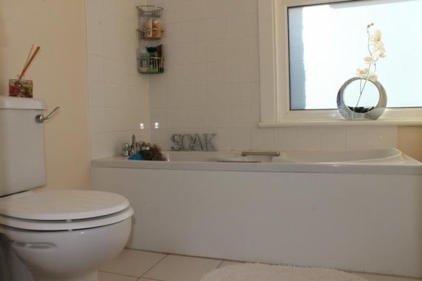 3 Bed End Terrace, Lakehall Road, CR7 - Photo 1