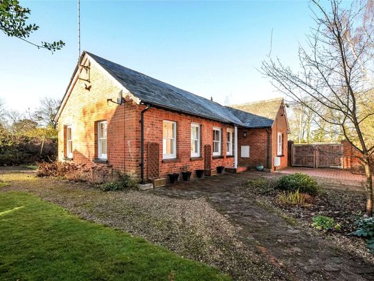 A detached cottage within the grounds of a main residence with separate entrance, driveway and lovely private garden. - Photo 1