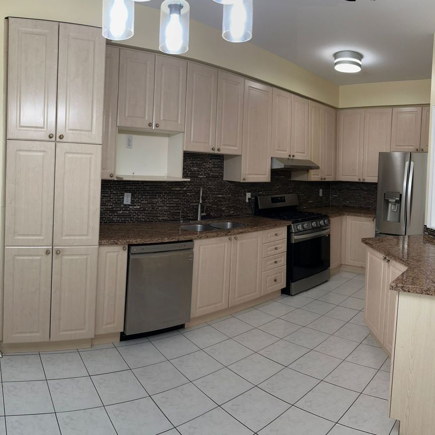 For Lease - 544 Matisse Place, Mississauga, Ontario - Photo 1