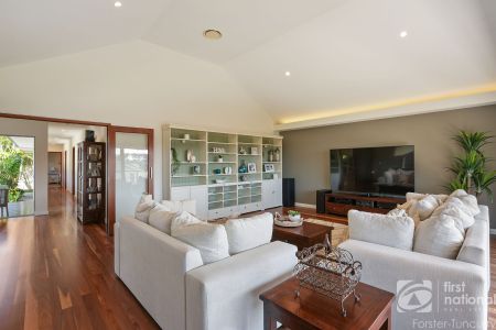 4 Bedroom Home with Pool - Photo 3