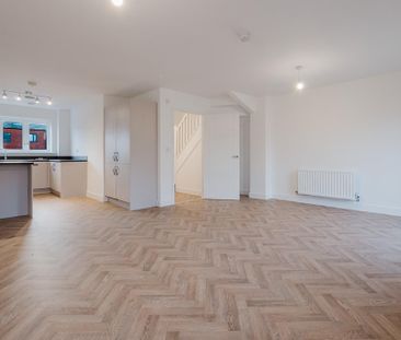 4 bedroom semi-detached house to rent - Photo 3