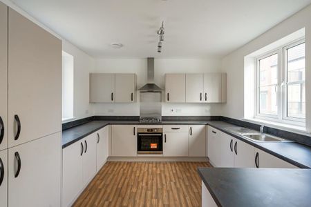 4 bedroom detached house to rent - Photo 2